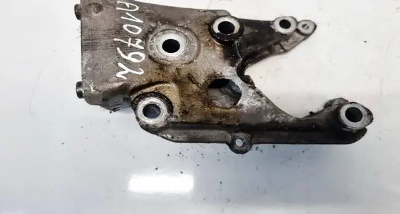 Peugeot 407 Engine mounting bracket 