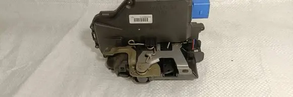 Volkswagen Golf Plus Rear door lock 7L0839016