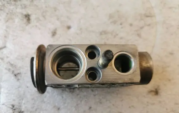 Mercedes-Benz B W245 Air conditioning (A/C) expansion valve 1718300184