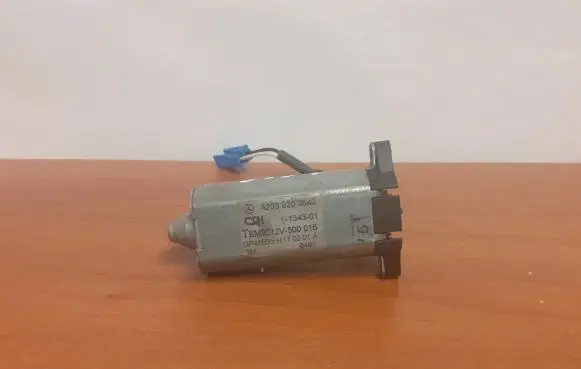 Mercedes-Benz C W203 Seat adjustment motor A2038203642 3557