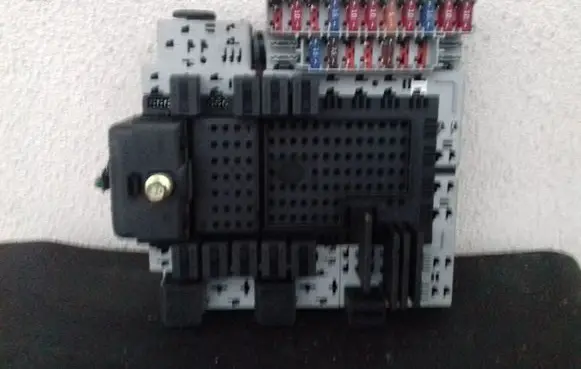 Volvo S60 Fuse module 08679899