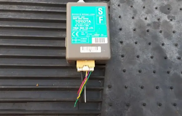 Toyota Avensis T270 Door control unit/module 8974005010