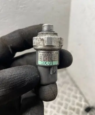 Toyota RAV 4 (XA20) Air conditioning (A/C) pressure sensor 4434400050