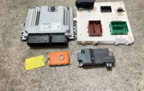 Volvo XC40 Engine ECU kit and lock set 32383803 T2401220290 0261S107XE