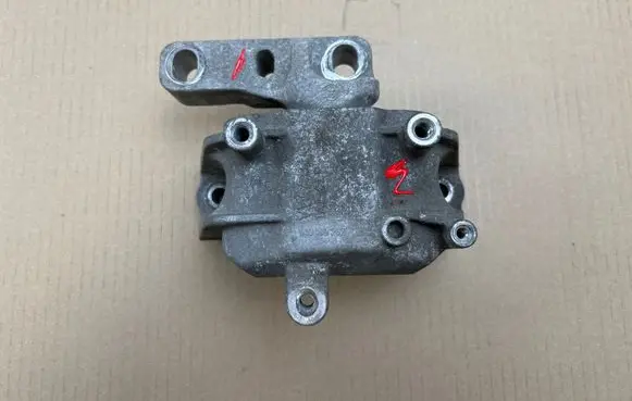 Volkswagen PASSAT B7 Engine mount bracket 1K0199282