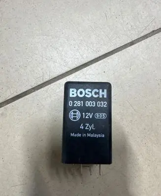 Audi A8 S8 D3 4E Glow plug pre-heat relay 038907281B