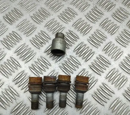 Audi RS Q3 Anti-theft wheel nuts and lock 8R0698139