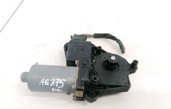 Mitsubishi Carisma Front door window regulator motor 105683104