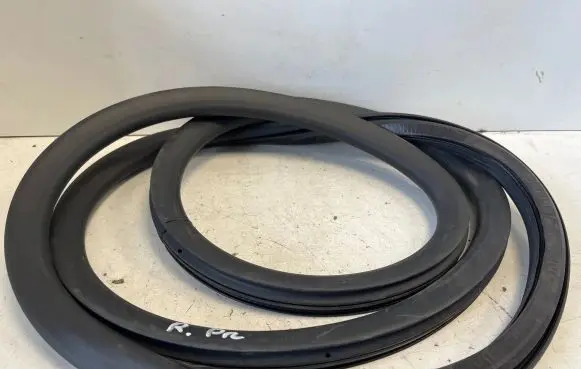 Opel Mokka B Front door rubber seal
