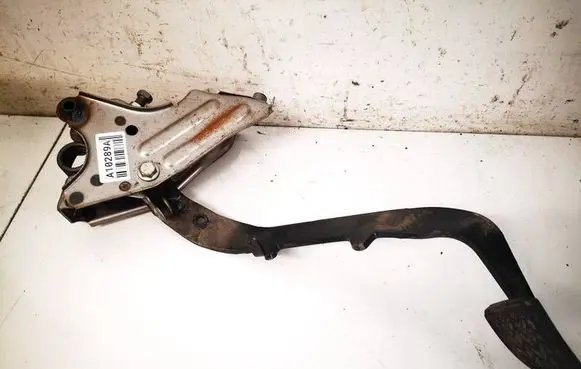 Toyota Avensis T250 Clutch pedal 