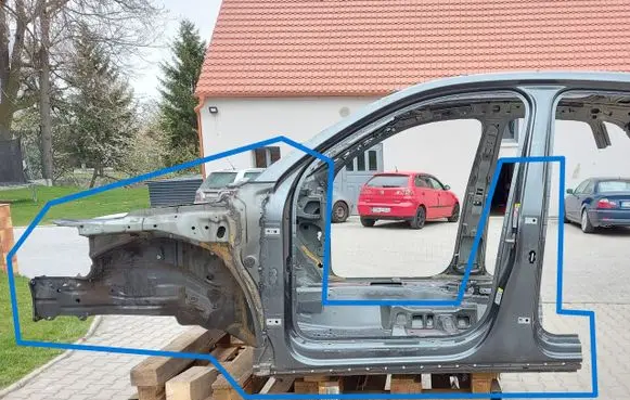 Audi RSQ3 Pillar (middle)