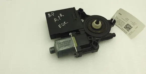 Volkswagen PASSAT B7 Front door window regulator motor 3AA959702A 3C0959792C