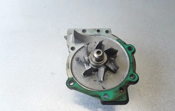 Volvo V70 Water pump 30713571