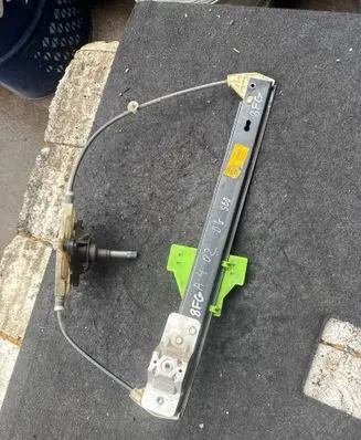 Audi A4 S4 B6 8E 8H Rear door manual window regulator 8E0839462