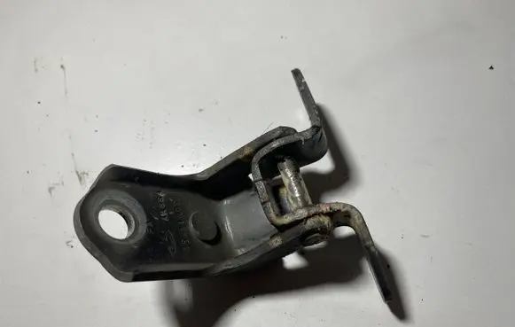 Ford Fiesta Front door lower hinge 355A1N0E