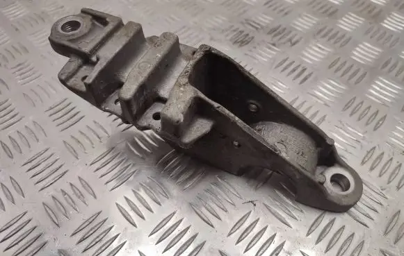 BMW 5 G30 G31 G38 Sway bar bush bracket, front 6884012 31306884012