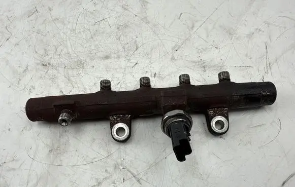 Renault Megane III Fuel distributor 8200704212 A2C27000234 H8200704217