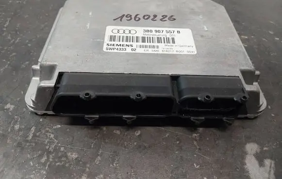 Audi A4 S4 B5 8D Engine control unit/module 3B0907557B 5WP4333
