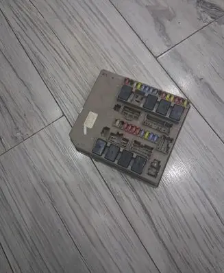 Renault Clio III Fuse box set 674660b