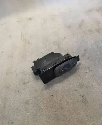 Volvo XC70 Electric window control switch 8682950 MP49XE00142