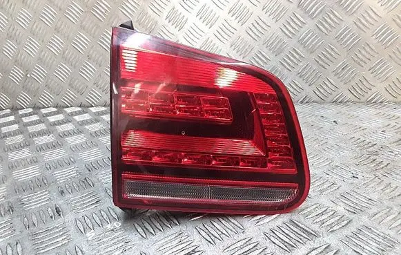 Tailgate rear/tail lights