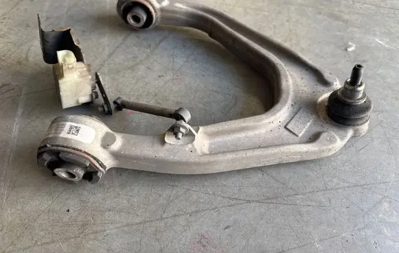 Maserati Ghibli Front lower control arm/wishbone 06700041860