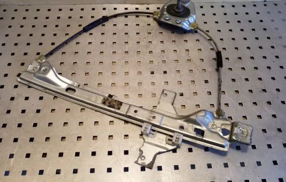 Rear door manual window regulator