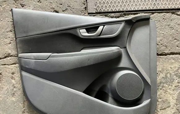 Hyundai Kona I Front door card panel trim braknumeruczci