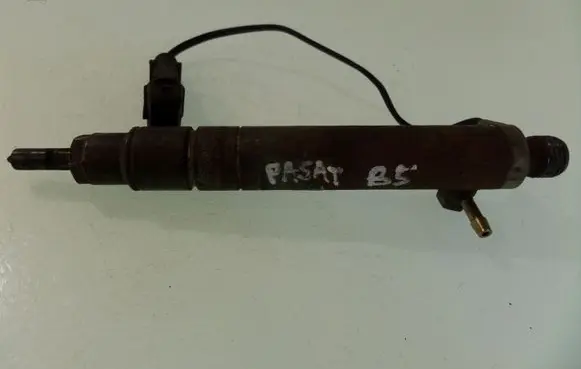 Volkswagen PASSAT B5 Fuel injector 028130201J