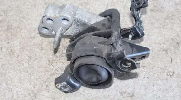 Toyota RAV 4 (XA30) Engine mount bracket