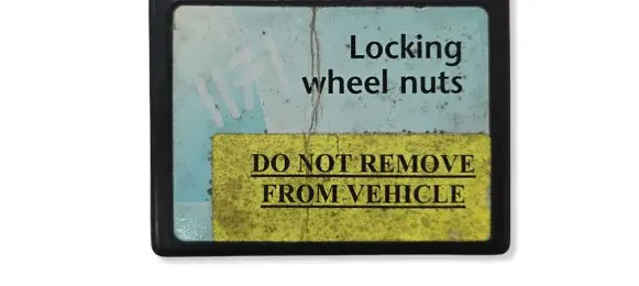 Toyota Avensis T270 Anti-theft wheel nuts and lock 