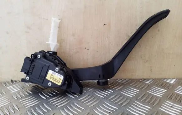 Volkswagen Touareg I Accelerator throttle pedal 7L0723507E 6PV00802626
