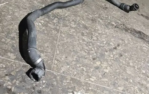 BMW 1 E82 E88 Engine coolant pipe/hose 6983858