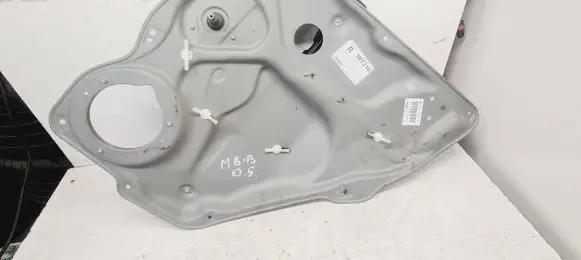 Rear door manual window regulator