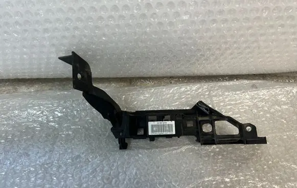 Front bumper mounting bracket