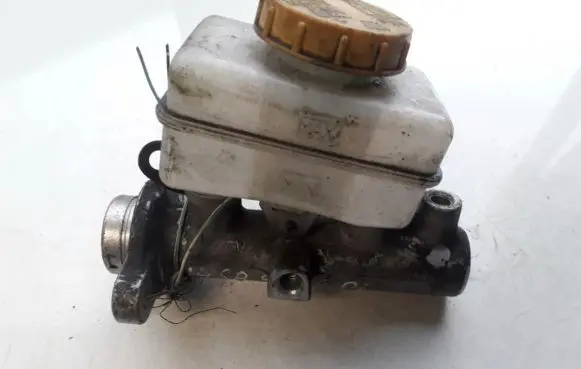 Subaru Forester SF Master brake cylinder