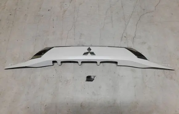 Trunk door license plate light bar