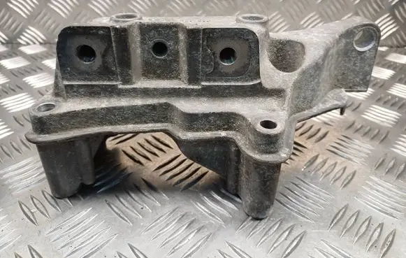 Engine mounting bracket