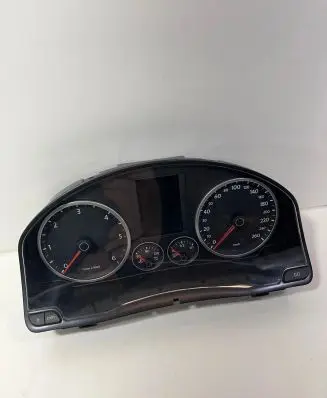 Volkswagen Tiguan Speedometer (instrument cluster) 5N0920870D V0004000