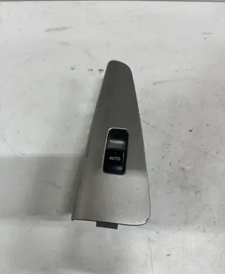 Toyota Avensis Verso Electric window control switch 84030