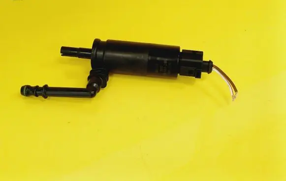 Volkswagen Golf Plus Headlight washer pump 3B7955681