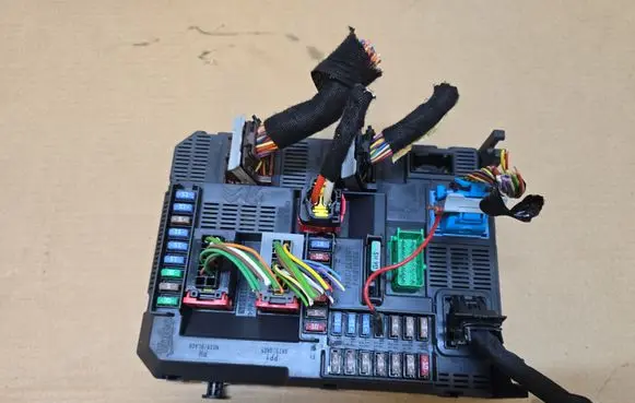 Peugeot 308 Fuse module 9807054180 E1111754 20150611