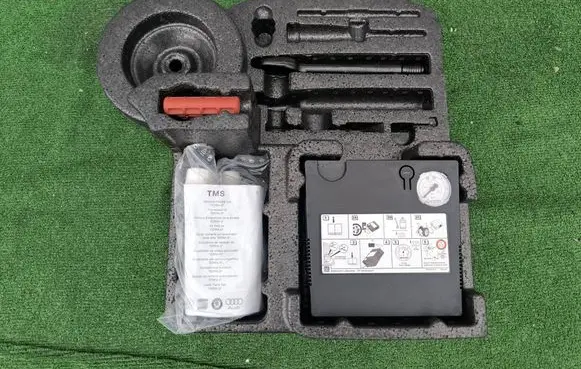 Volkswagen Touareg III Tool set 760012115H