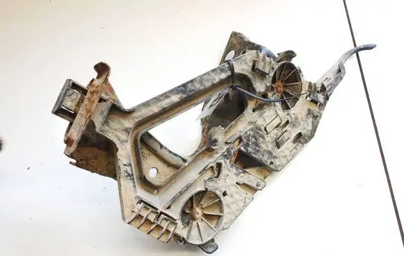 Skoda Octavia Mk2 (1Z) Headlight/headlamp mounting bracket 1z0941340