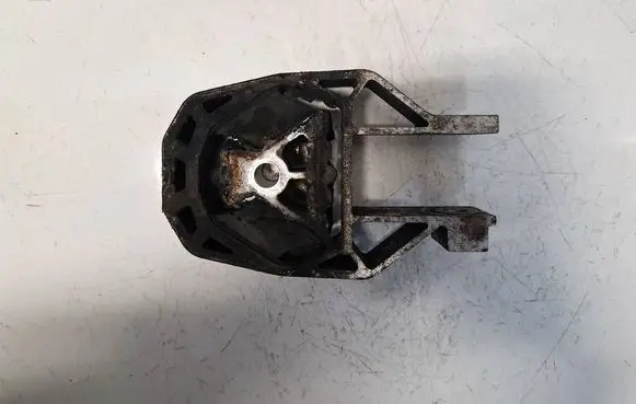 Ford Focus Engine mount bracket AV616P082AB
