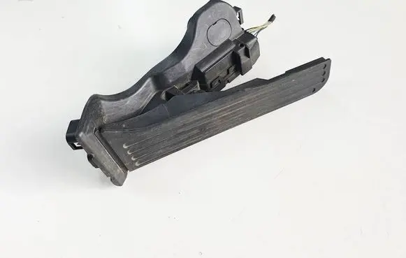 Accelerator throttle pedal