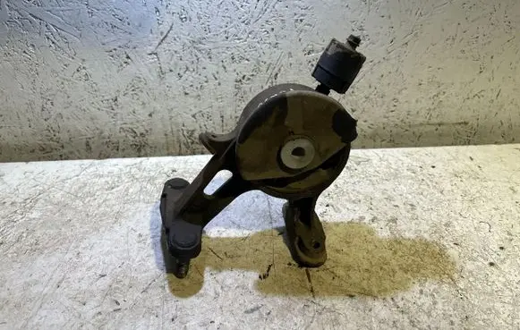 Toyota Verso Engine mount bracket
