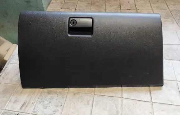 Toyota RAV 4 (XA20) Glove box