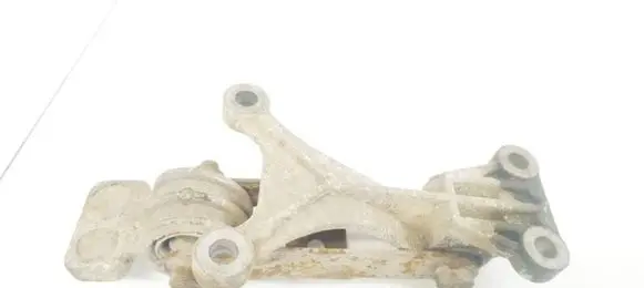 Volvo XC90 Engine mount bracket