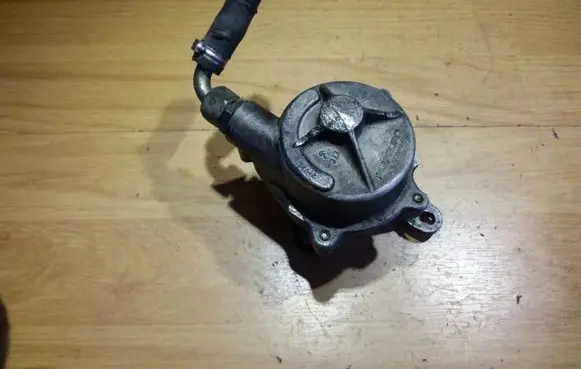 Renault Megane I Vacuum pump 72117205
